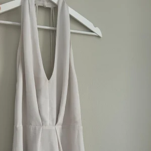 Samsoe Samsoe klänning  - Säljer en ljusbeige Samsoe Samsoe miniklänning i st XS. Den är använd ett fåtal gånger. Klänningen är i gott skick men har en liten brun-utan-sol fläck på insidan. Perfekt till skolavslutningen/student tider. 