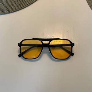 Riktigt snygga solbrillor som har orange glas och som är perfekt nu till sommaren. Inga repor eller skador på dom.