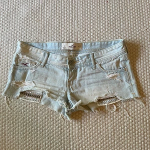 Lågmidjade hollister shorts  - Säljer mina Lågmidjade hollistershorts då de inte kommer till användning. Säljer + frakten. Hör av er vid fler frågor💕