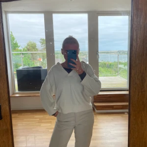 Vit stickad tröja  - Storlek S , tröjan är väl använd och är något nopprig men väligt skön 