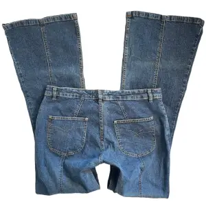 Blåa lågmidjade bootcut jeans 💙 MIDJEMÅTT: 83 cm. INNERBENSLÄNGD: 81 cm. GRENDJUP: 23 cm. Jag har strl S och är 167 cm för referens!!