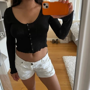 Svart topp med knappar - Tröjan är i storlek S och i perfekt form (använd 2 gånger). 🖤