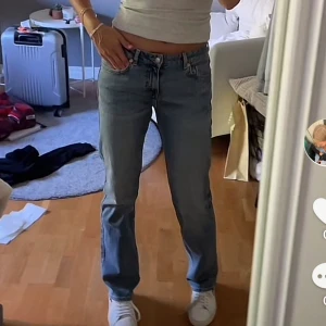 Jeans - Skitsnygga Lågmidjade blåa jeans i storlek S från junkyard som endast används 2 gånger!! Jag är 177 cm lång för referens!!