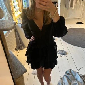 Svart Klänning  - Super fin svart klänning som tyvärr inte kommer till användning, har aldrig använts💗