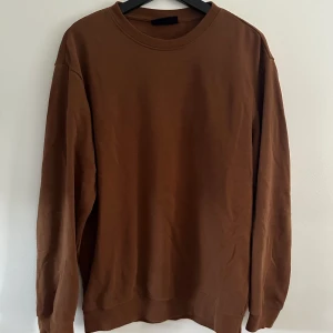 Brun tröja - Min lillebror har blivit 195 så vuxit ur en del kläder som jag nu säljer åt honom🤝 Vill ni ha bilder på hur kläderna sitter på så är det bara att skriva så löser vi☀️☀️