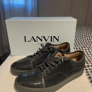 Lanvin Captoe sneakers 44/45 - Säljer ett par lanvines i bra skick. Storlek UK10/EU 44 men skulle säga att dom sitter som 45. Box, dustbag, och extra snören medföljer. Färgen är gråare än vad det ser ut på bilderna! Kan gå ner lite i pris vid snabb affär.