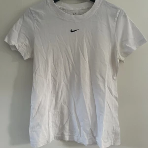 Nike t-shirt - Min lillebror har blivit 195 så vuxit ur en del kläder som jag nu säljer åt honom🤝 Vill ni ha bilder på hur kläderna sitter på så är det bara att skriva så löser vi☀️☀️