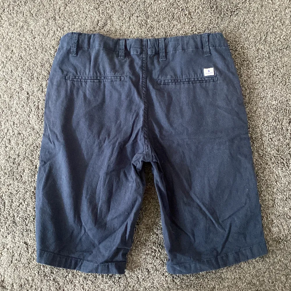 Säljer dessa linneshorts som använts ett fåtal gånger. De är från Jack and Jones och är storlek 164 barn.. Shorts.