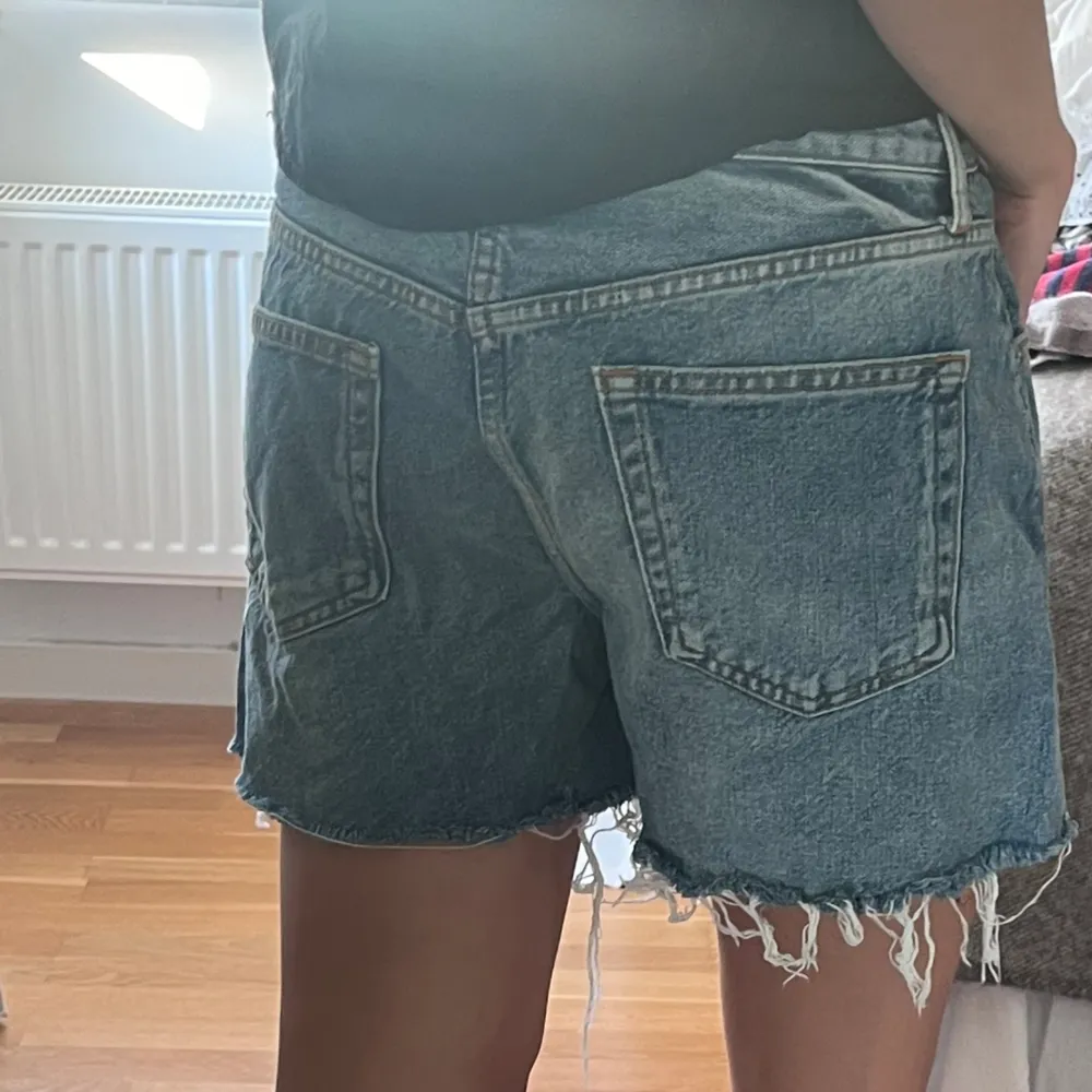 Assnygga jeansshorts från zara! Sparsamt använda pga för stora⭐️. Shorts.