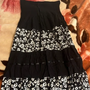 Klänning  - En jätte fin bandå klänning med prislapp som funkar jätte fint som en lång kjol. Aldrig använd pga fel storlek❤️ som ni ser helt ny och kan användas både som klänning och kjol. Skriv gärna om ni undrar något❤️