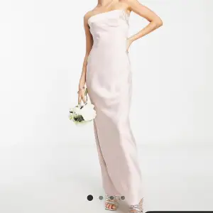 Säljer denna superfina klänning i storlek 38! Pris kan diskuteras vid snabb affär💕💕