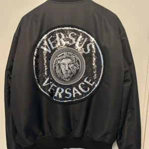 Versace BomberJacka  - Jag säljer nu min Bomberjacka i nyskick, den var lite för kort på mig som är väldigt lång, därför säljer jag den nu vidare. Mycket bekväm och snygg! Prut&Byte  Märke : Versus Versace Storlek : 50 (Large) Skick : 10/10 (Endast testad) Nypris : 8.700:-
