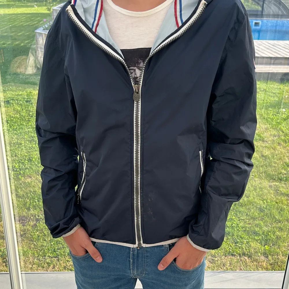 Säljer denna feta Colmar windbreaker i fetaste färgen, skick 9/10 inga defekter Skriv pm för frågor eller bilder, modellen i bilden är 180 cm 65kg 😁 | pris kan diskuteras | 😁. Jackor.