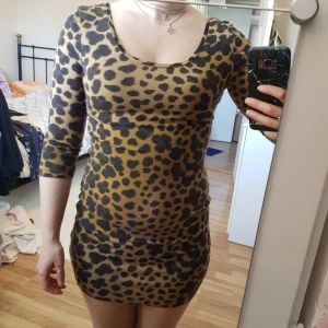 Leopard klänning med 3kvarts armar från H&M strl 38 - Leopard klänning med 3kvarts armar från H&M strl 38