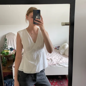 Blus - Så söt blus som tyvärr inte används🩷🩷 den sätts fast men en knapp på indexen och knyts sedan, så den sitter säkert