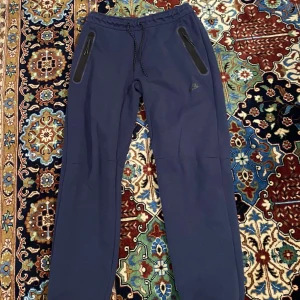 Nike byxor - Fina byxor från unisport. I väldigt bra skick och sällan används. Baggy fit med skönt material. Köpt för 1100. Kan sänka lite om det snabb äffär. 