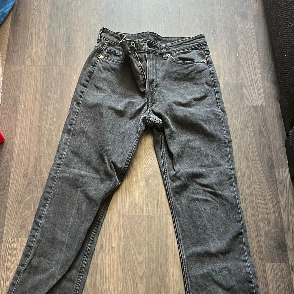 Svarta straight jeans från h&m, storlek 38. De går lite över min fotled och jag är 168 cm. Högmidjade. Använda varsamt i ungefär 6 månader, inga defekter eller fel på de. Säljer då de är för små för mig.  Skriv för mer info eller bilder! 💕. Jeans & Byxor.