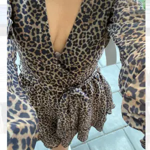 Såå fin leopardmönstrad klänning med volanger!😍 Passar perfekt nu till sommaren☀️ Endast testad, prislapparna kvar! 