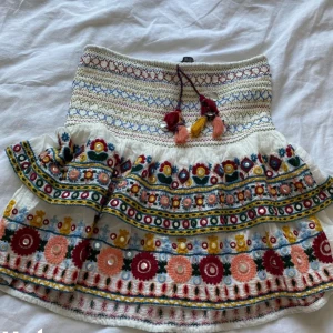 Broderad zara kjol  - Superfin och köptes förra sommaren. Finns ej kvar och har inga defekter, skriv för mer bilder! Pris kan diskuteras och den passar även nån större eller mindre än xs då den är i resår ❤️🤗