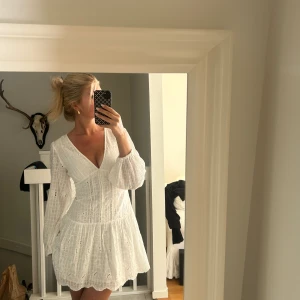 zara klänning  - säljer min superfina sommarklänning från zara som tyvärr inte kommer till användning💕💕knappt använd