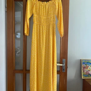 Lång sommarklänning - Gul maxiklänning från H&M Divided. Använd endast 2ggr så den är nästan i nyskick, inga skavanker. 