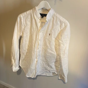Ralph Lauren skjorta  - Fet skjorta till sommaren  Passar 160-175 (passar inte mig så kan ej skicka bilder hur den sitter på) Inga fel alls på skjortan