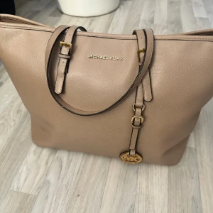 Väska - Snygg i bra skick, använd fåtal gånger. Perfekt för alla tillfällen. Mycket rymlig väska🤩😻