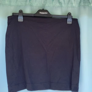 Minikjol - Svart minikjol i 100% bomull  Använd ett par gånger 