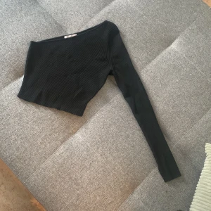 One shoulder topp - Säljs då den ej kommit till användning!