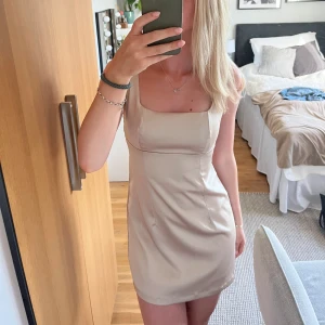 Klänning student  - Superfin klänning till studenten. Storlek S använd 1 gång. Beige/vit. Skriv privat för frågor eller fler bilder💞