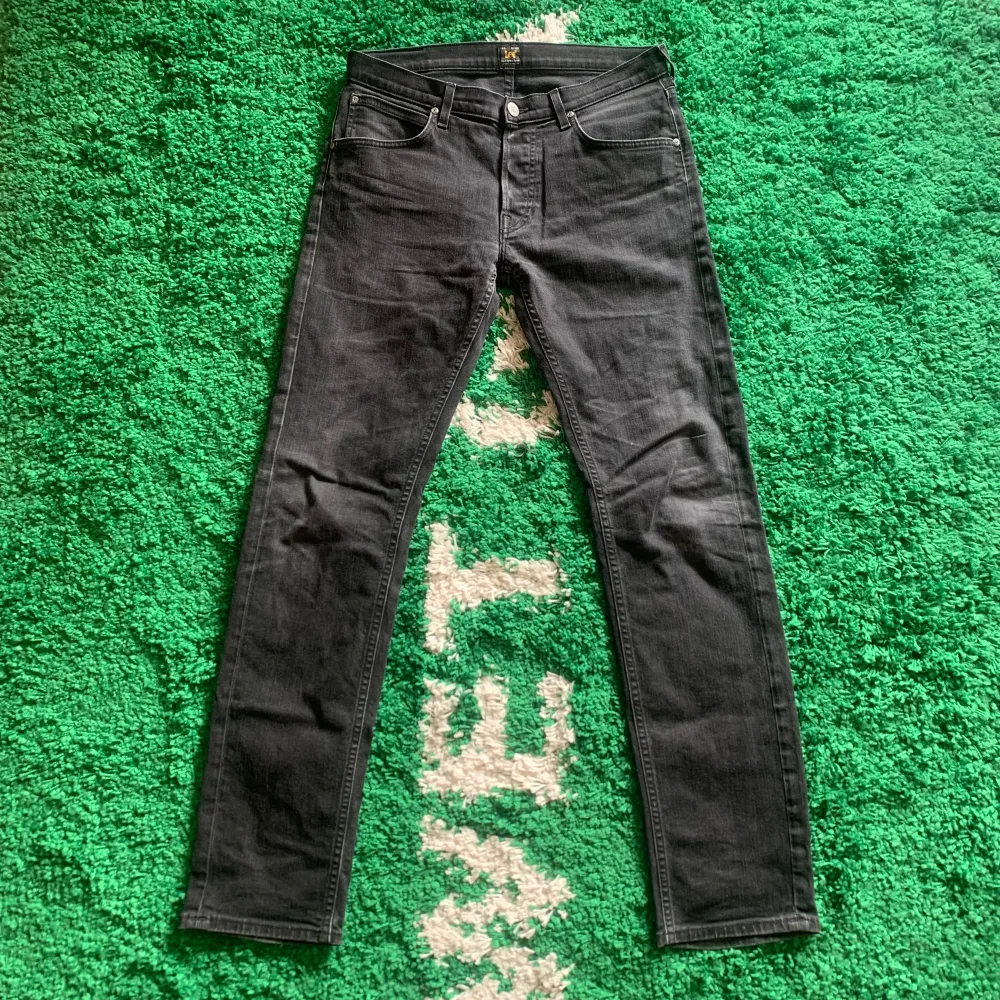 Sköna Lee jeans i modellen daren. Uppskattat skick 8,5/10. Skicka ett meddelande innan köp!. Jeans & Byxor.
