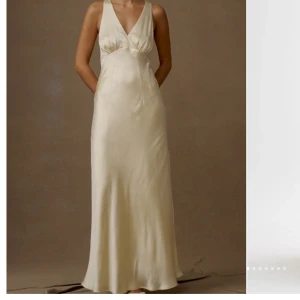 Balklänning - Gul balklänning som är använd en gång. 