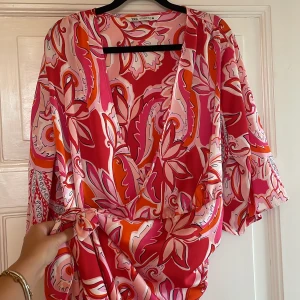 Sommarklänning zara - Super fin omlottklänning från Zara. Svårt att få en rättvis bild av klänningen när den inte sitter på. Storlek xl men mer som en M. 