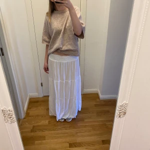 Vit långkjol  - Säljer denna vida långkjol från lager 157, ej använd. Prislappen är kvar och är i storlek XL endast för längden. Är 170cm och går ner till marken, har vanligtvis s och den sitter bra.