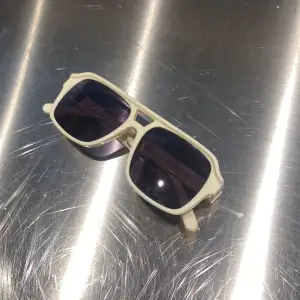 Ett par exklusiva Rewop Vega solglasögon! Allmänt fräscha och bara använda någon vecka. Otrolig kvalitet! Nypris: Ca 2899