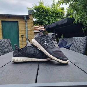 Puma golfskor - Ett par fina puma ignite caged disc golfskor. I storlek 44.5 i bra skick. Använd en kort säsong. Om du har någon mer feåga är det bara att höra av säg.