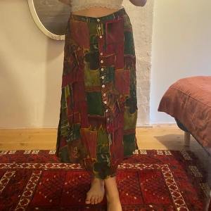 Kjol mönstrad - Superfin och flowig kjol med knappar hela vägen. 