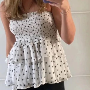 Prickig kjol - Prickig kjol från Lindex i storlek XS, något stor i storleken så passar även S❤️ Kan användas som en topp eller kjol!