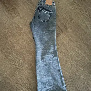 Jeans från Levis, storlek W28L30, fint skick använda ett fåtal gånge🩶