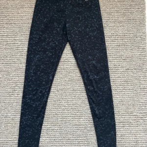 Filippa K träningstights - Klassiska träningstights i bra skick.  Marinblå/svarta. 