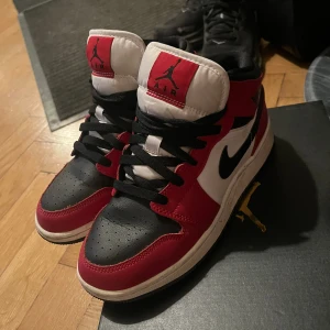 Jordans  - Säljer dessa superfina Jordan 1 mid i färgen Chicago! Nästintill oanvända 