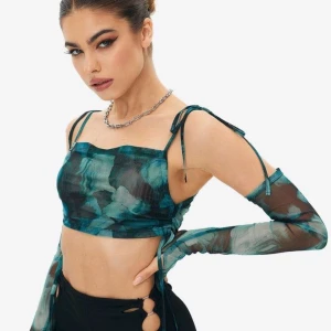 Mesh top - Jättefin topp med ärmar. Oanvänd. Toppen är delvis genomskinlig/see through. 