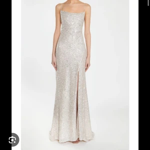 Glittrig Balklänning - Säljer min fina balklänning, använd en gång och har inga tecken på användning! Väldigt stretchig och går att knyta där bak hur tajt man vill ha den❣️ nypris: 2200kr