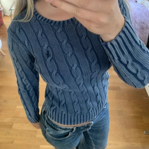 Ralph Lauren tröja - Kabelstickad Ralph Lauren tröja, tunn så perfekt till sommaren 👌inga defekter!!!
