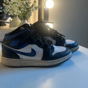 Jordans skor  - Hej, har haft dessa Jordans i två år och säljer dem nu när dem blivit försmå. Skriv till mig innan du köper tack🤗Har ej något kvitto då jag fick dem i julklapp. Orginalpris ingefär 2000
