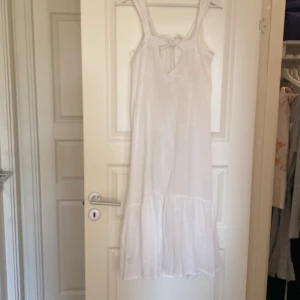 Vit sommar klänning  - Använd 1 gång  Luftig o lång 