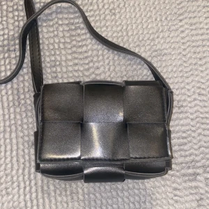 En elegant väska  - Är i mycket bra skick och har endast andvänts en kväll