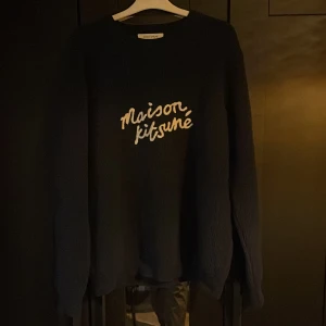 Maison kitsune tröja - Tjena! Säljer en maison kitsune tröja pga är för stor. Den e jävligt skön i materialet och rätt så stretchig i stickat tyg. Hör av dig vid intresse priset går att diskuteras