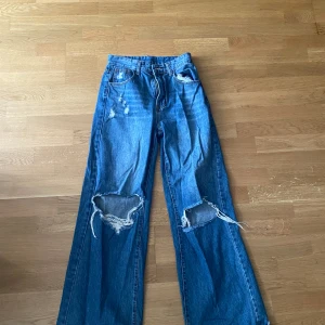 Blå jeans - Blå, högmidjade jeans Storlek XS/34 Använt dom et par gånger
