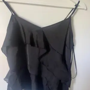 Säljer detta svarta linne från Gina tricot då den aldrig kommit till användning 